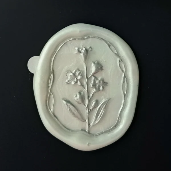 Sigiliu Pure White in culori albe simple si sidefate cu motiv floral argintiu