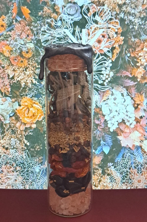 Borcan cu vraja pentru protectie, cristale de obsidian negru si plante care elimina negativitatea, sigilate cu ceara neagra, gri si alba.